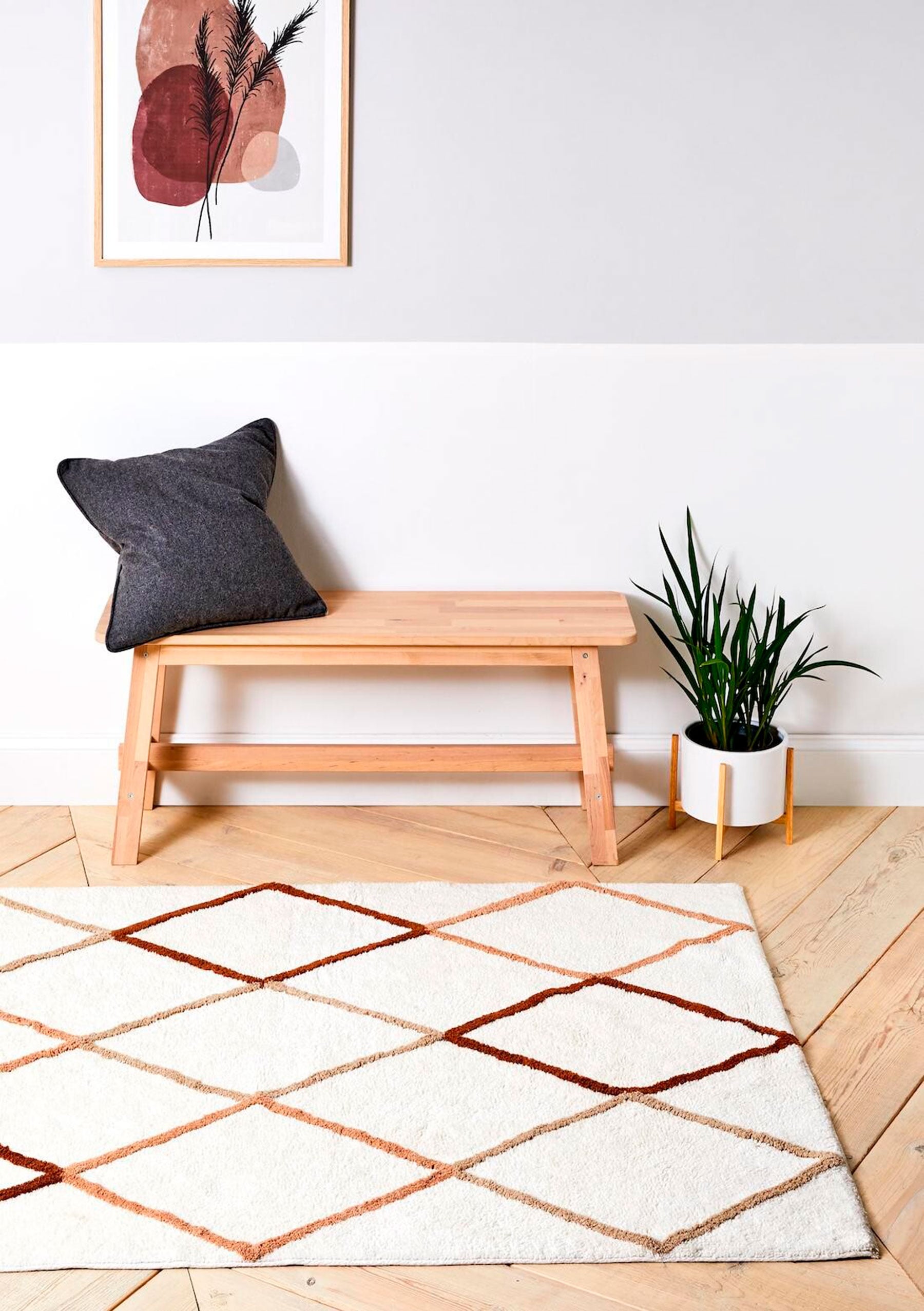 Alfombra de lana y banco de madera de la nueva colecci&oacute;n deco de Primark / Primark
