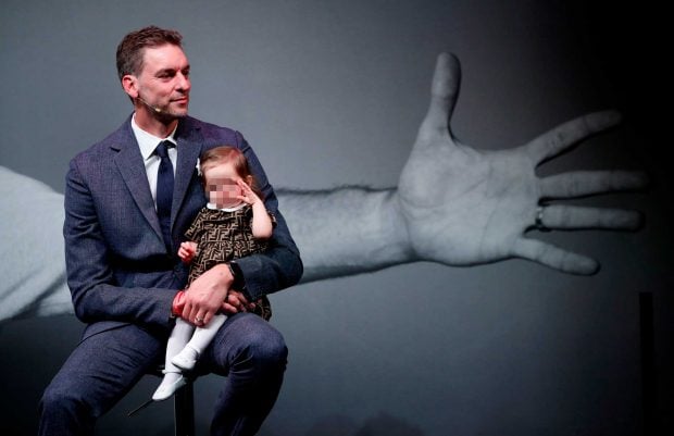 Pau Gasol sostiene a su hija peque&ntilde;a en brazos durante su despedida del baloncesto / Gtres