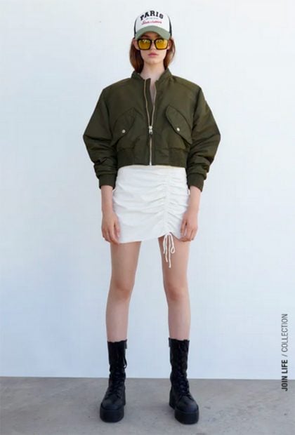 Bomber verde militar de Zara de la secci&oacute;n de 'Special Price'./Zara