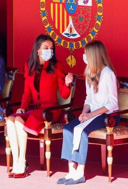 La Reina Letizia junto a la Infanta Sof&iacute;a en el D&iacute;a de la Hispanidad de 2020./Gtres
