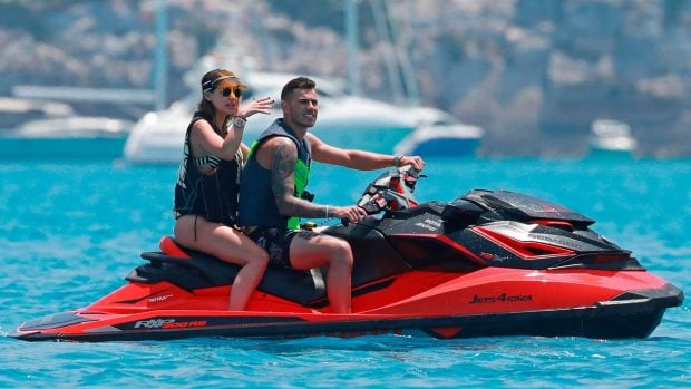 Lucas Hern&aacute;ndez y su mujer, Amelia Ossa, de vacaciones / Gtres