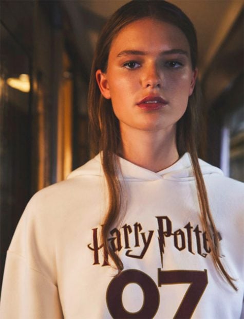 Sudadera blanca con letras en un tono burdeos de la colecci&oacute;n de Harry Potter para Lefties./Lefties