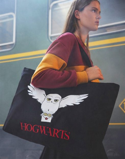 Bolso 'shoppet' XXL negro de la colecci&oacute;n de Harry Potter para Lefties./Lefties