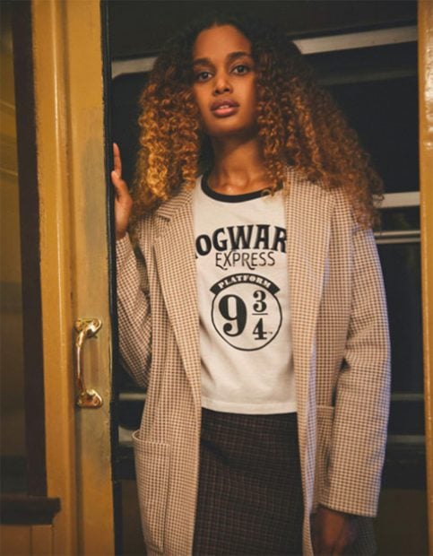 Camiseta blanca con tipolog&iacute;a en negro de la colecci&oacute;n de Harry Potter para Lefties./Lefties