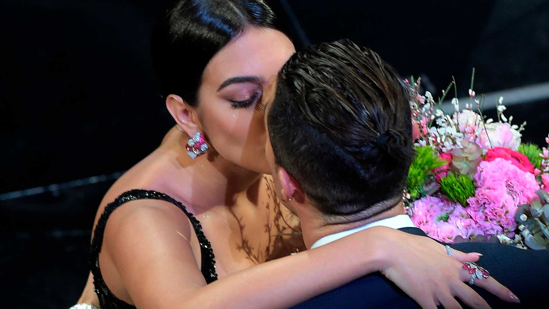 Georgina Rodr&iacute;guez besa a Cristiano Ronaldo / Gtres
