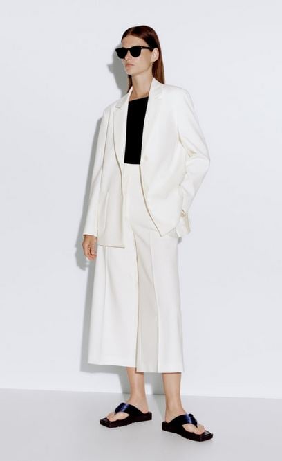 Amelia Bono arrasa con un blazer como este de Zara para ir a la oficina