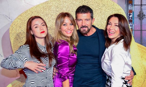 Antonio Banderas, muy bien rodeado durante la presentaci&oacute;n en Madrid de 'A chorus line' / Gtres