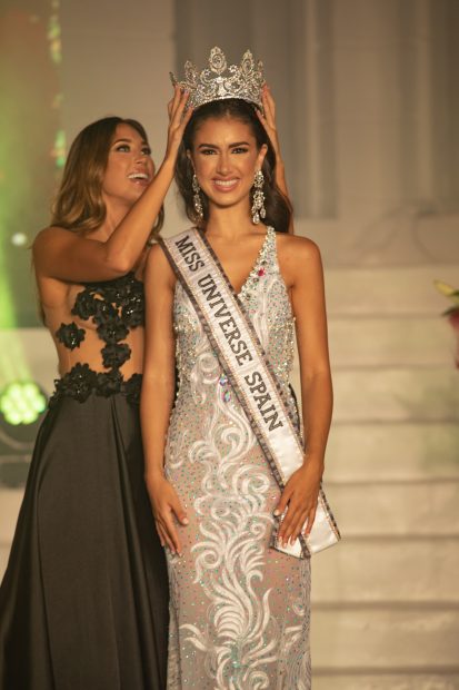 Sarah Loinaz siendo coronada como Miss Universo Espa&ntilde;a 2021./Gtres