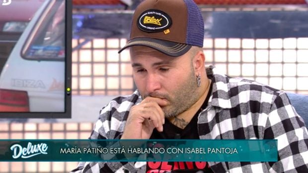 Se cumple el aniversario en el que Kiko Rivera e Isabel Pantoja comienzan en una brutal guerra medi&aacute;tica. La fotograf&iacute;a corresponde al momento en el que el DJ recibe la llamada de la tonadillera en 'S&aacute;bado Deluxe'. Conversaci&oacute;n que sentencia la relaci&oacute;n entre madre e hijo./Telecinco