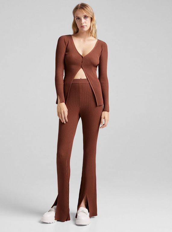 Los pantalones rib de Bershka con un 40% de descuento que no envidian nada a los Balmain