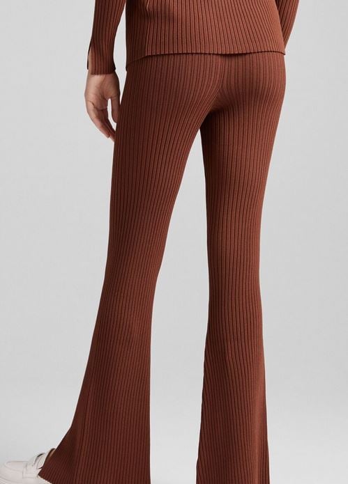 Los pantalones rib de Bershka con un 40% de descuento que no envidian nada a los Balmain