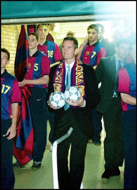 I&ntilde;aki Urdantarin con dos balones de balonmano el d&iacute;a que se retir&oacute;./Gtres