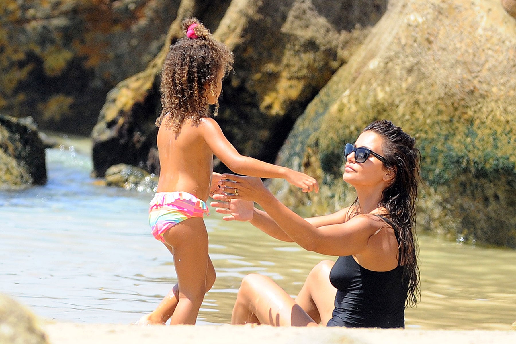 M&oacute;nica Cruz disfrutando junto a su hija Antonella tras darse un ba&ntilde;o/ Gtres