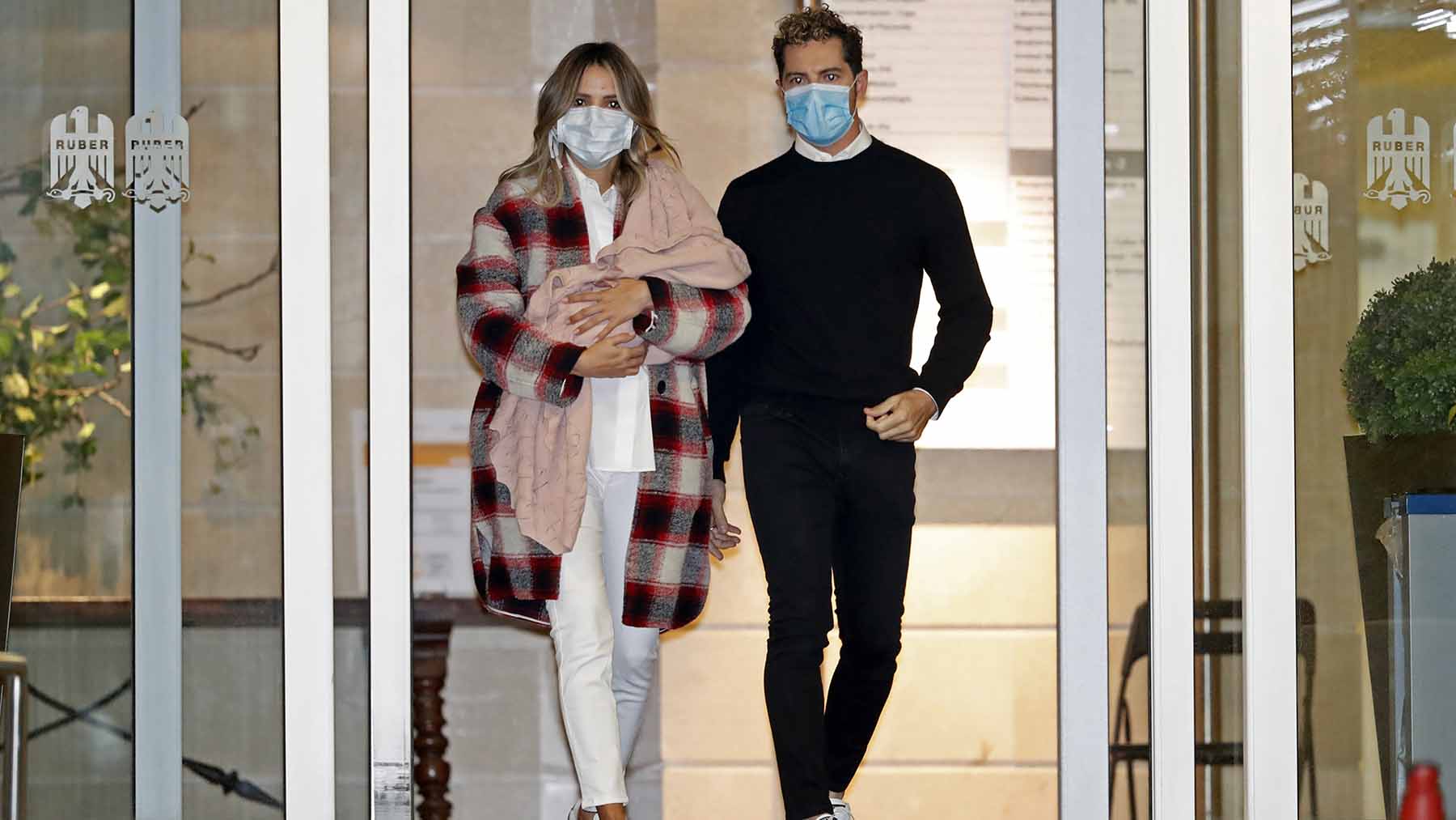 Rosanna Zanetti y David Bisbal junto a su beb&eacute; / GTRES