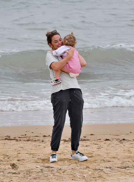 To&ntilde;i Moreno disfrutando de un d&iacute;a en la playa junto a su hija Lola / Gtres