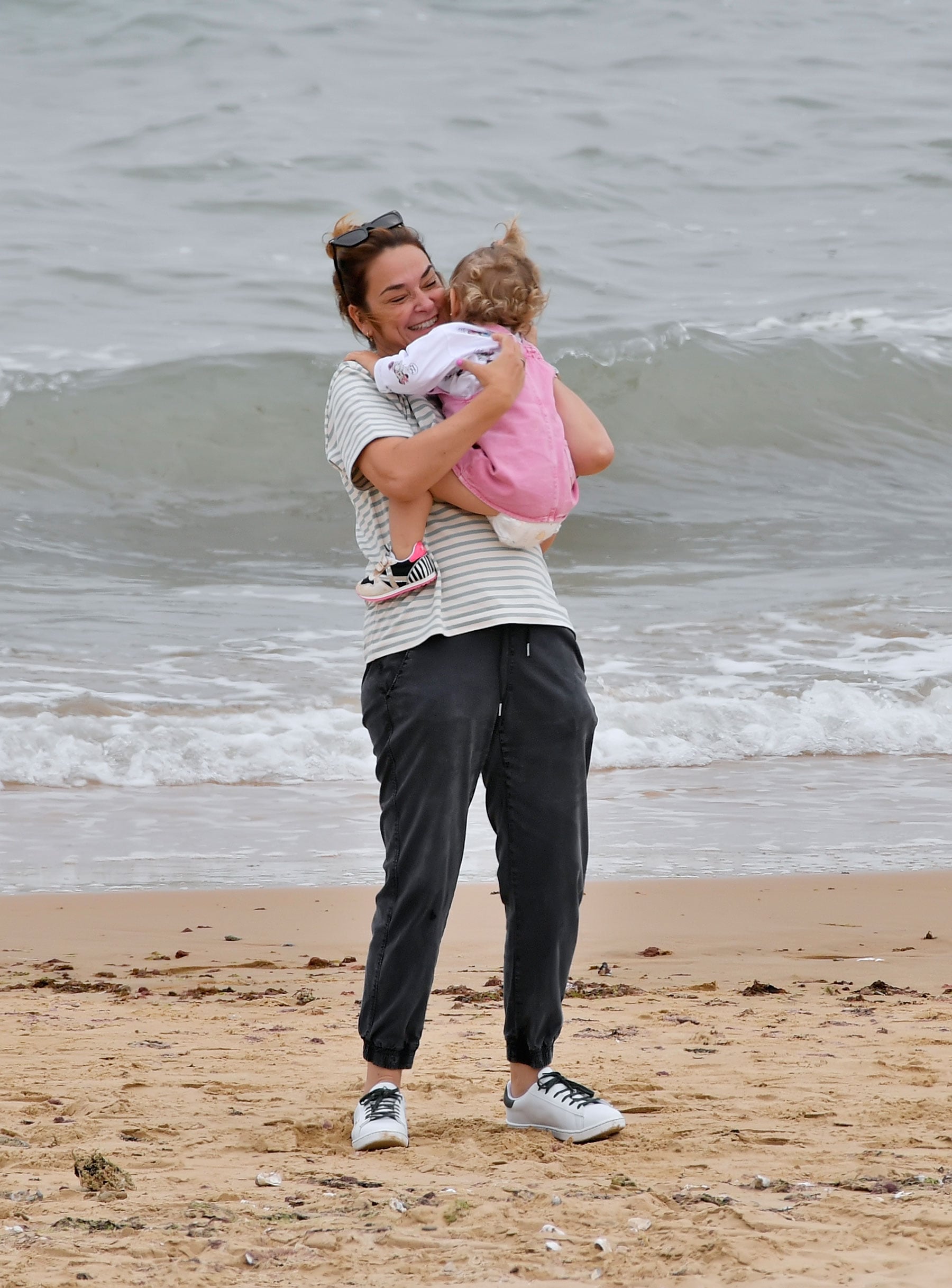 To&ntilde;i Moreno disfrutando de un d&iacute;a en la playa junto a su hija Lola / Gtres