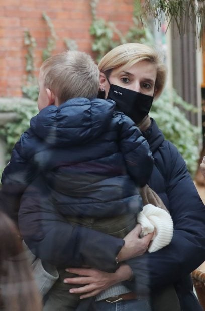Mar&iacute;a Zurita con su hijo Carlos paseando por las calles de Madrid / Gtres