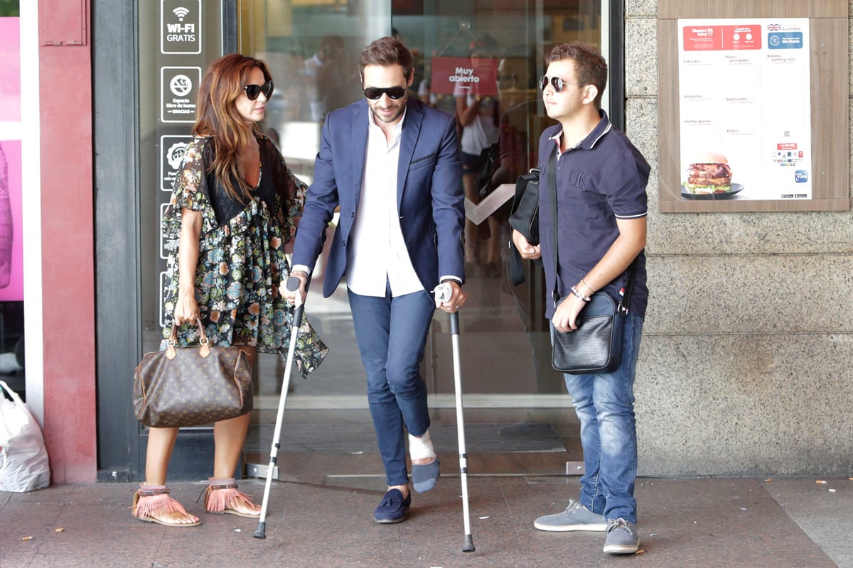 David Flores junto a su padre y Olga a las puertas del juzgado / GTRES
