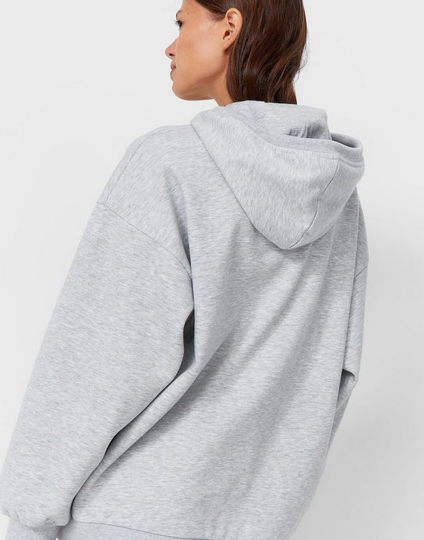 Stradivarius tiene la sudadera oversize que todos quieren