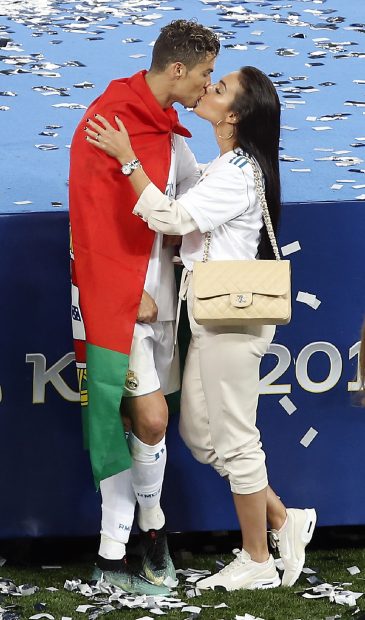 Cristiano Ronaldo y Georgina Rodr&iacute;guez d&aacute;ndose un beso./Gtres