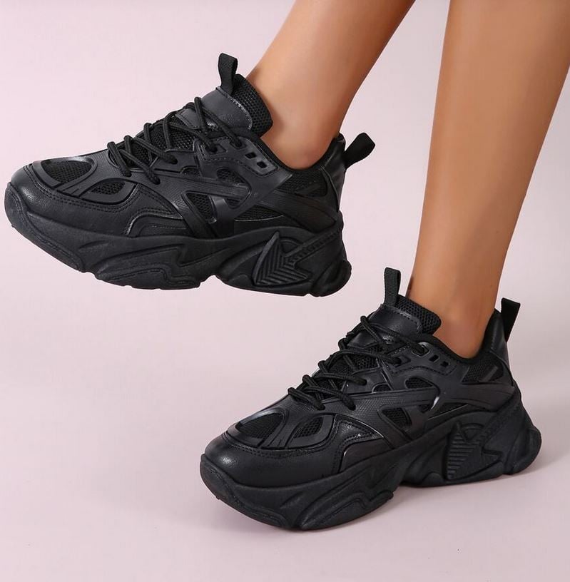El clon de las zapatillas de Pilar Rubio s&oacute;lo pod&iacute;a estar en Shein