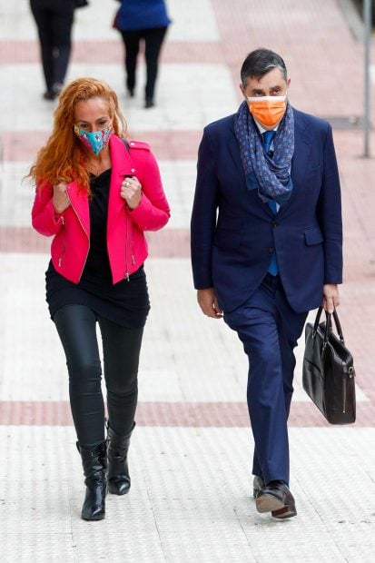 Roc&iacute;o Carrasco y su abogado / GTRES