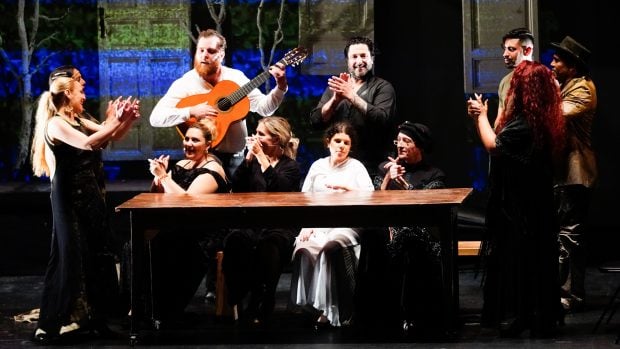 Carla Vigo junto a Rafael Amargo en 'Yerma'./Gtres