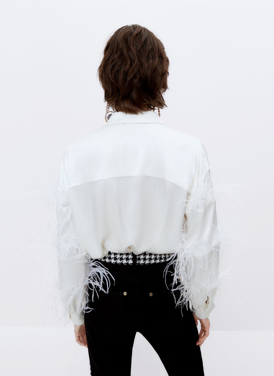 La camisa de plumas de Uterq&uuml;e que puede deslumbrar a todos en la cena de empresa de Navidad