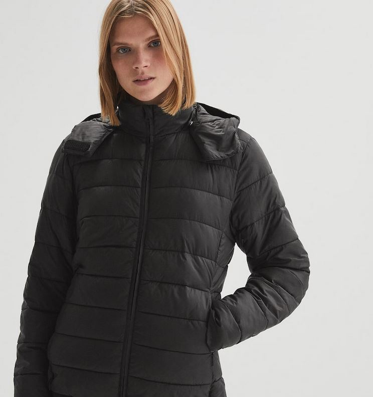 La chaqueta de Oysho impermeable perfecta para los d&iacute;as de lluvia
