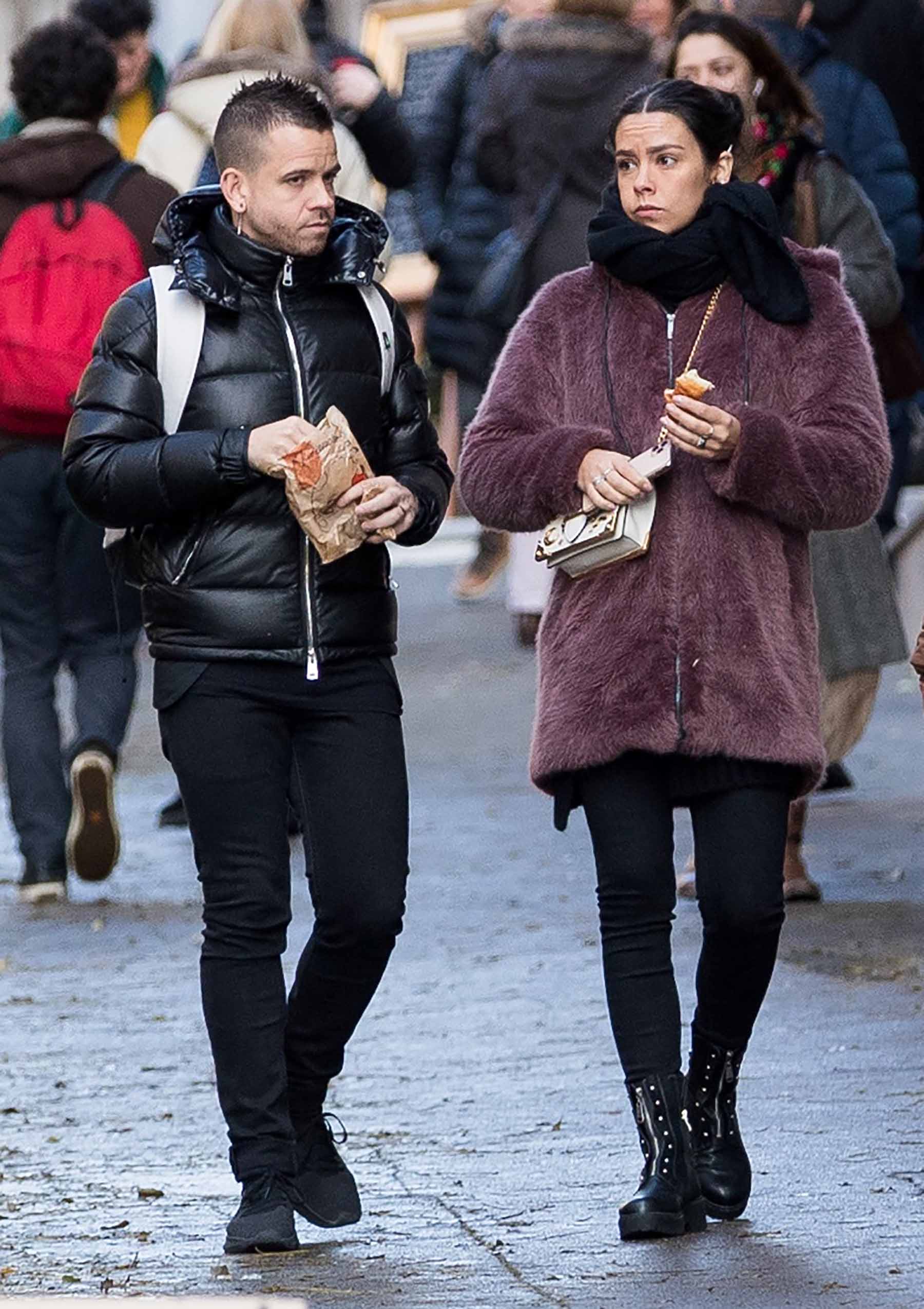 David Mu&ntilde;oz y Cristina Pedroche comiendo por la calle / GTRES