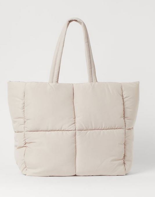 H&M tiene el bolso gigante que ha puesto de moda Balenciaga o Weekday y por menos de 30 euros