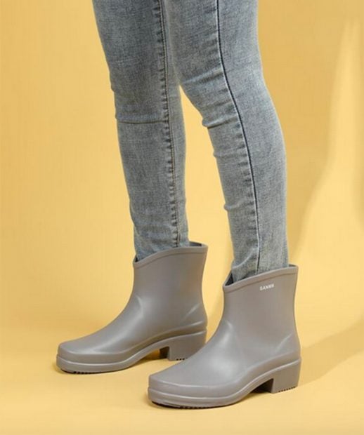 Botas de agua grises./Shein
