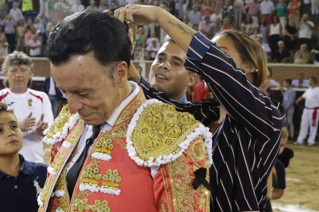 El torero Ortega Cano con sus hijos Gloria Camila y Jose Fernando durante su despedida del toreo / Gtres