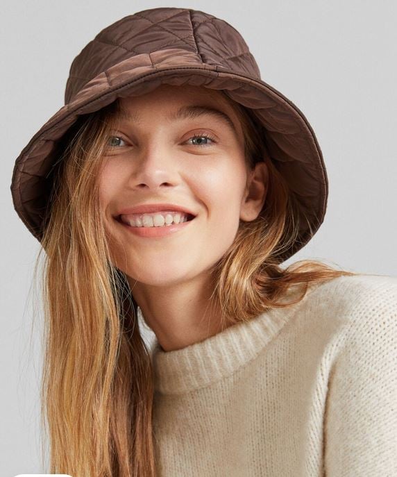 El bucket hat, la moda a la que nadie se puede resistir desde Valentino a Bershka