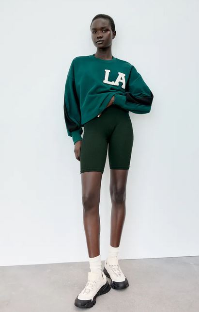 En color verde, con frases, motivos o letras, tenemos las sudaderas que van a gustar a Tamara Falc&oacute;