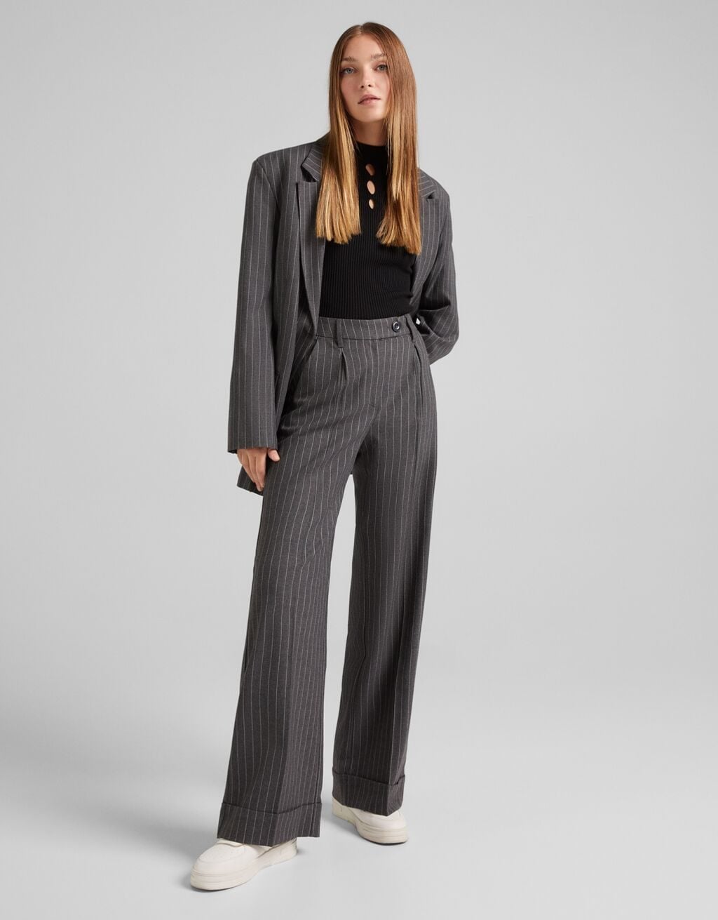 Los pantalones de raya diplom&aacute;tica perfectos para el trabajo que ya lleva Nuria Roca