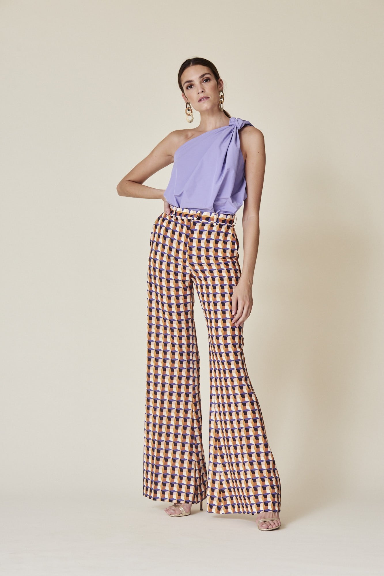 Envidia sana por el traje de pantal&oacute;n y chaqueta de Nuria Roca 'made in Spain'