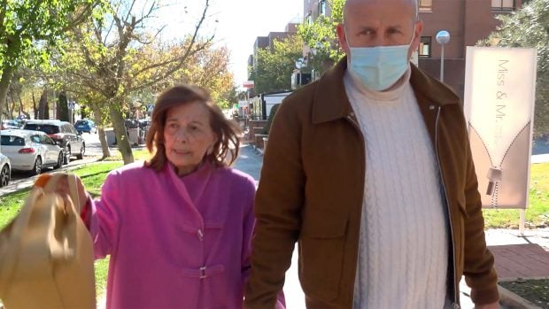 Mar&iacute;a Teresa aparta el micr&oacute;fono con su bolso / Gtres