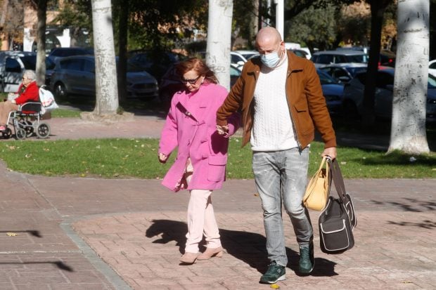 Mar&iacute;a Teresa Campos y Gustavo, haciendo recados / Gtres