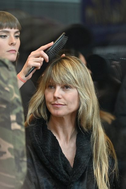 Heidi Klum cepill&aacute;ndose la melena./Gtres