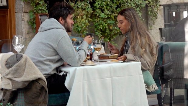 Willy B&aacute;rcenas y su novia, comiendo / Gtres