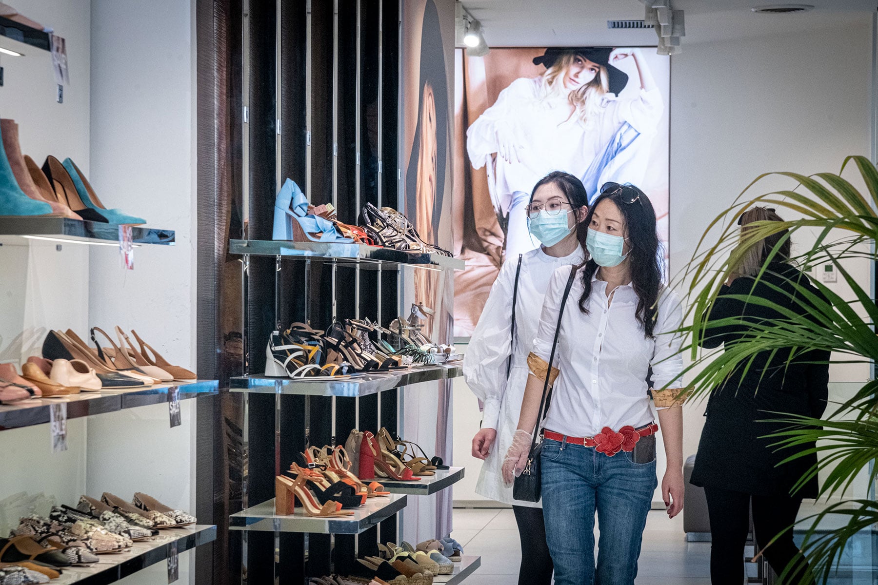 Mujeres de origen asiático comprando en un establecimiento de zapatos / Gtres