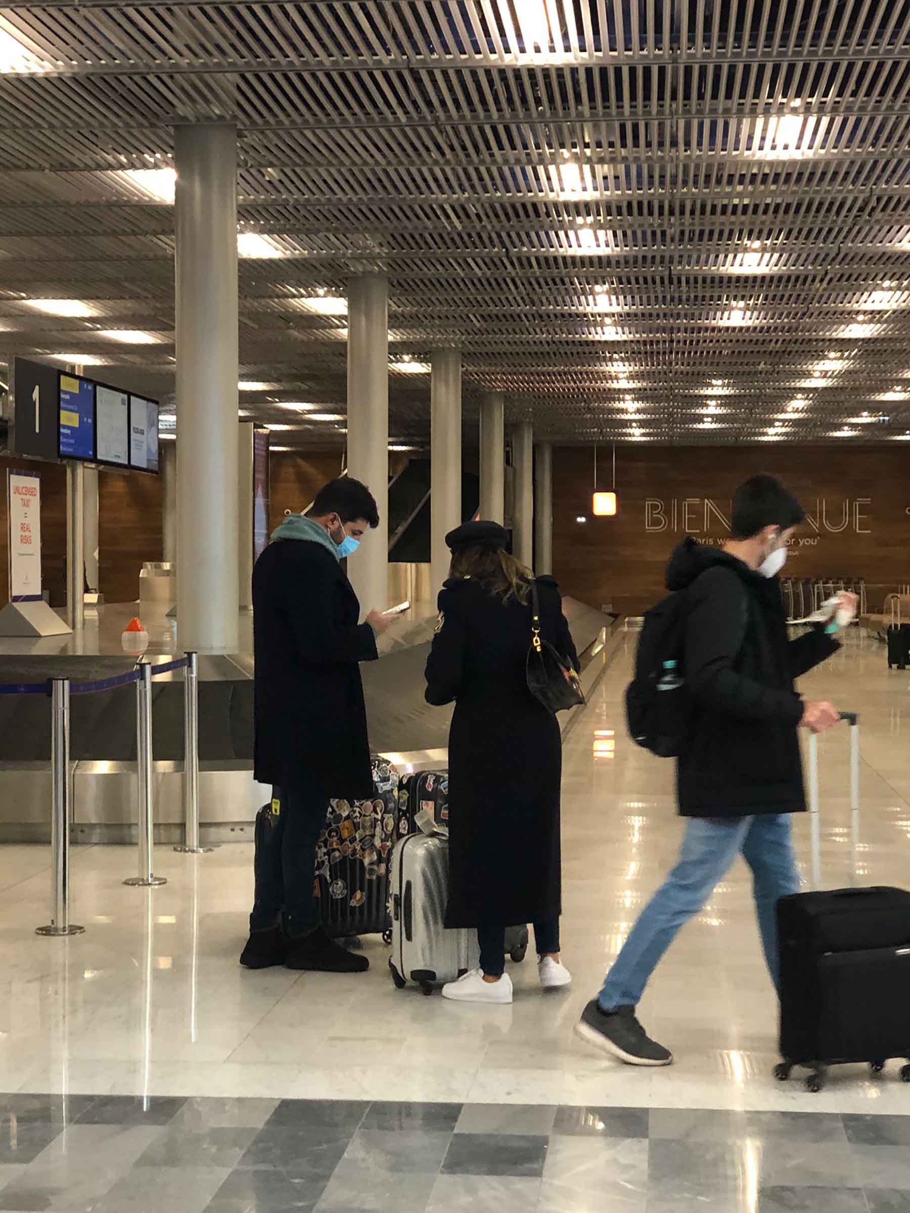 Paula Echevarr&iacute;a y Miguel Torres en el aeropuerto / LOOK
