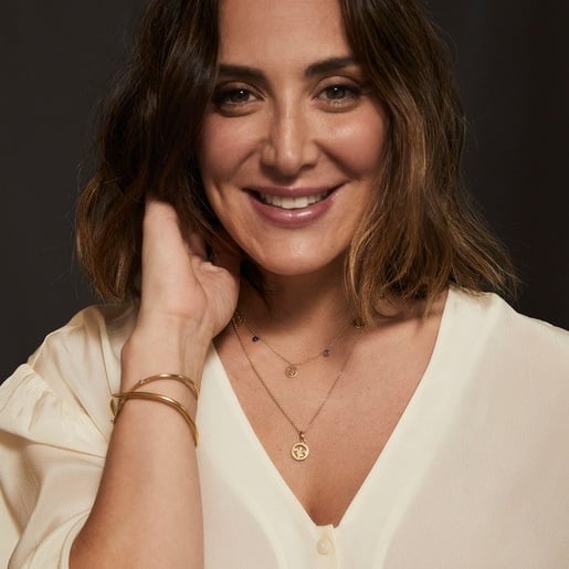 El colgante de Tamara Falc&oacute; con Tous que dar&aacute; brillo a tus looks