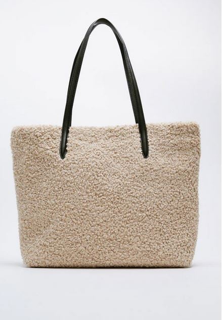 Ahora ve a la moda con el bolso de borrego que puedes personalizar de Zara