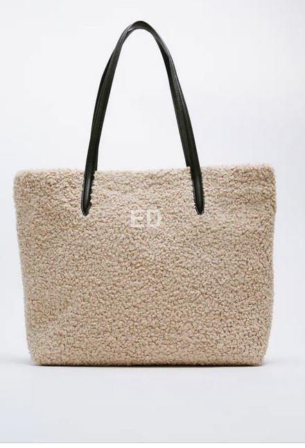 Ahora ve a la moda con el bolso de borrego que puedes personalizar de Zara