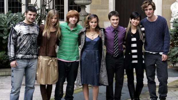 Robert Pattinson junto al reparto de 'Harry Potter y el c&aacute;liz de fuego'./Gtres