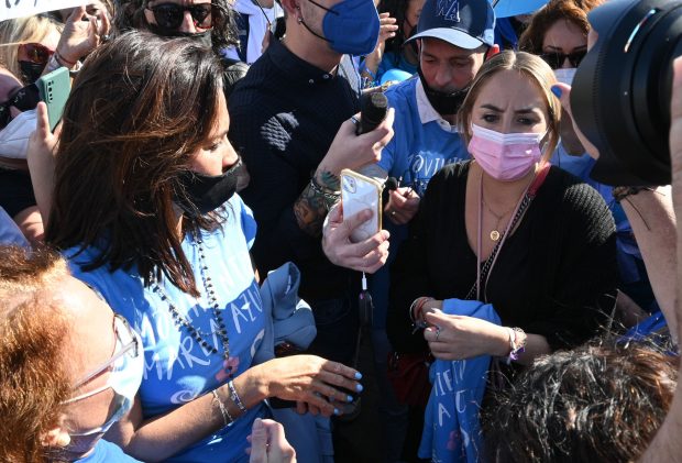 Olga Moreno y Roc&iacute;o Flores manifest&aacute;ndose / Gtres