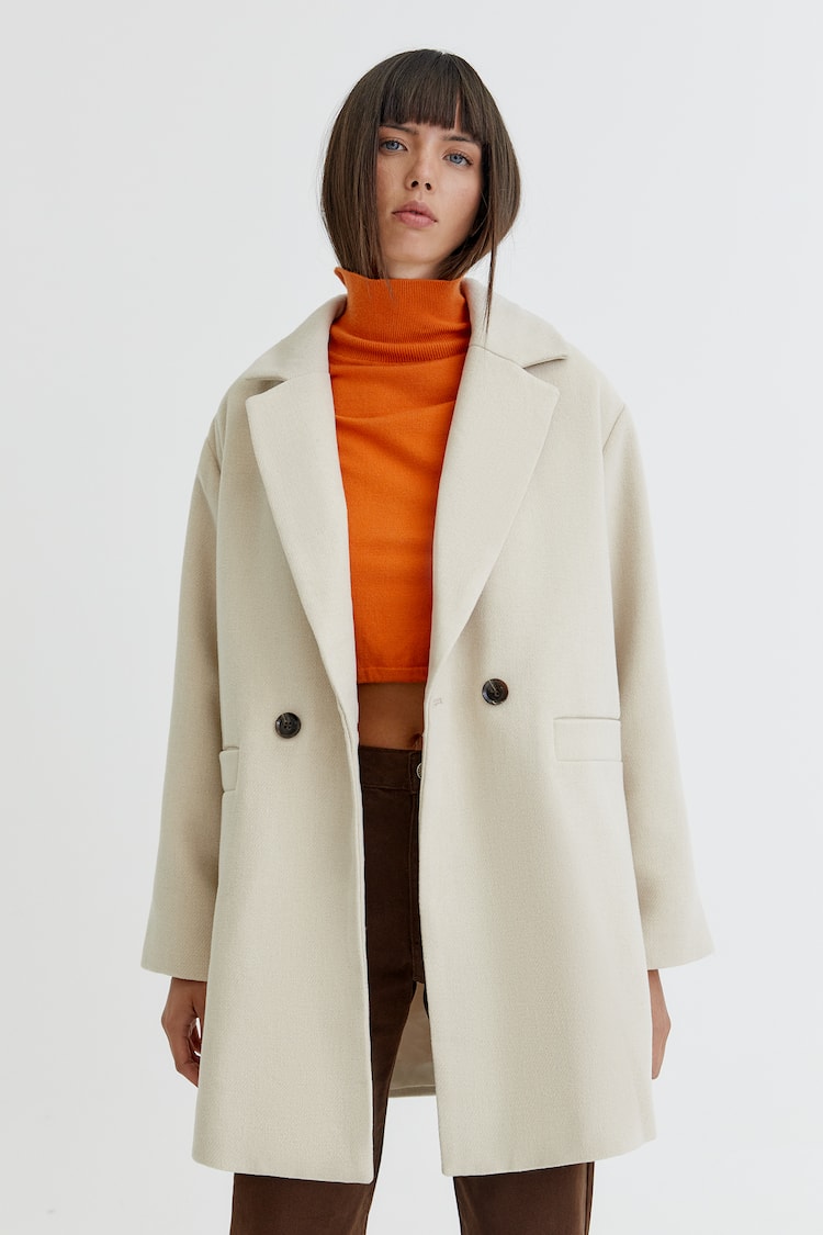 Barato y elegante: as&iacute; es el abrigo de Pull&Bear que arrasa en todas las tiendas