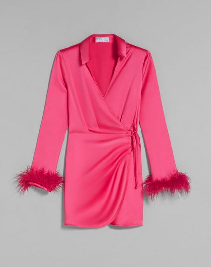 Las plumas han llegado para quedarse con este vestido de Bershka que te har&aacute; brillar
